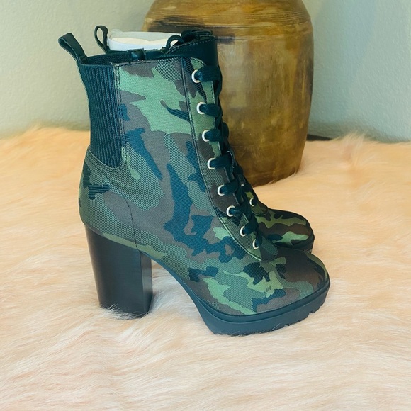 Steve Madden Women's LATCH Boot - Picture 5 of 6